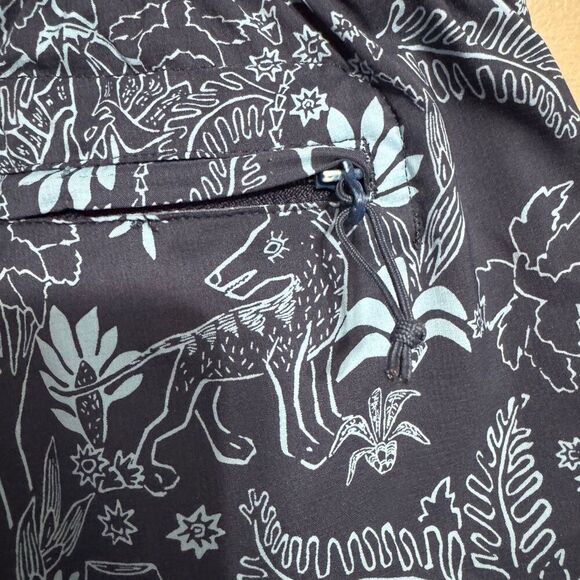 Patagonia blue printed short size large 2” inseam - Picture 5 of 7